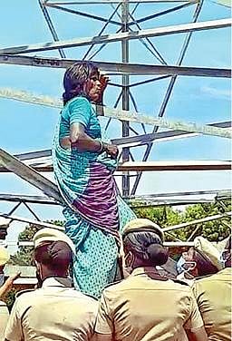 உயர்மின் கோபுரத்தில் ஏறி போராட் டத்தில் ஈடுபட்ட மூதாட்டியை காவல் துறையினர் பேச்சுவார்த்தை நடத்தி கீழே இறங்க செய்தனர்.