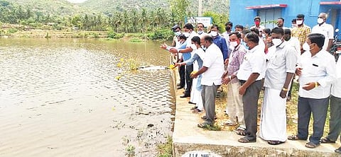வேலூர் மாவட்டத்தில் நேற்று முன்தினம் இரவு பெய்த மழையினால் வேலூர்அடுத்த பூட்டுத்தாக்கு பகுதி பாலாற்றில் ஓடைபோல் ஓடிய மழைநீர். அடுத்த படம்: வேலூரில் அமைக்கப்பட்டுள்ள தற்காலிக காய்கறி மார்க்கெட்டில் மழைநீர் தேங்கி சேறும் சகதியுமாக மாறி சுகாதார சீர்கேடு ஏற்பட்டுள்ளது. கடைசிப் படம்: தமிழக-ஆந்திர எல்லையில் புல்லூர் தடுப்பணை நிரம்பி வெள்ள நீர் வெளியேறுவதை மலர் தூவி வரவேற்ற திருப்பத்தூர் மாவட்ட ஆட்சியர் அமர் குஷ்வாஹா. அருகில், வாணியம்பாடி சட்டப்பேரவை உறுப்பினர் செந்தில்குமார் உள்ளிட்டோர்.