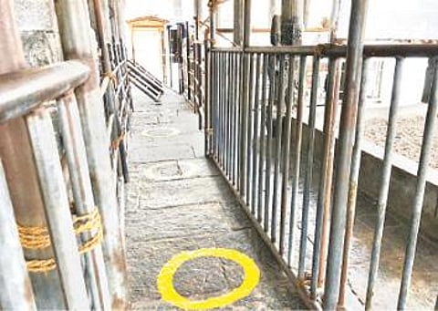 வேலூர் கோட்டை ஜலகண்டேஸ்வரர் கோயிலில் சுத்தம் செய்யும் பணியில் ஈடுபட்டுள்ள தொழிலாளர்கள். அடுத்த படம்: தி.மலை அண்ணாமலையார் கோயிலில் பக்தர்கள், தனி மனித இடைவெளியை கடைபிடித்து வரிசையில் காத்திருக்க வட்டமிடப்பட்டுள்ளது.