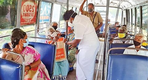 வி.களத்தூர்-பெரம்பலூர் நகரப் பேருந்தில் நேற்று மூதாட்டியிடம் குறைகேட்கும் எம்எல்ஏ பிரபாகரன்.