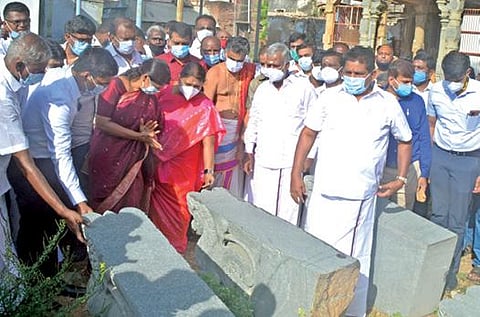 தூத்துக்குடி வைகுண்டபதி பெருமாள் கோயிலில் திருப்பணிகள் மேற்கொள்வது தொடர்பாக எம்.பி., கனிமொழி, தமிழக அறநிலையத்துறை அமைச்சர் பி.கே.சேகர்பாபு மற்றும் அமைச்சர்கள் பெ.கீதாஜீவன், அனிதா ஆர்.ராதாகிருஷ்ணன்ஆகியோர் ஆய்வு செய்தனர். படம்: என்.ராஜேஷ்.