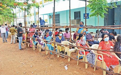 கிருஷ்ணகிரி அரசு ஆண்கள் மேல்நிலைப்பள்ளியில் நடந்த தடுப்பூசி சிறப்பு முகாமில் நீண்ட வரிசையில் காத்திருந்த மக்களுக்கு இருக்கை வசதி ஏற்படுத்தி தரப்பட்டது.