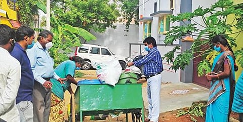 காவேரிப்பட்டணம் பேரூராட்சியில் குப்பைகளை தரம் பிரித்து வாங்கப்படுகிறதா என தருமபுரி மண்டல பேரூராட்சி உதவி இயக்குநர் கண்ணன் ஆய்வு செய்தார்.