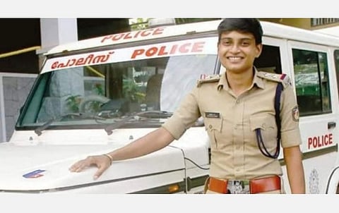 பெண்கள் 360: தனித்துவிடப்பட்ட தாய் துணை ஆய்வாளரான கதை