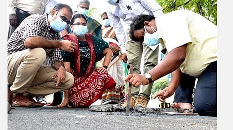 கோவை கிட்டாம்பாளையம் ஊராட்சியில் கருவலூர்- கிட்டாம்பாளையம் இடையே அமைக்கப்பட்டு வரும் சாலையைத் துளையிட்டுப் பரிசோதித்துப் பார்த்த ஆட்சியர் ஜி.எஸ்.சமீரன். உடன், அரசு அலுவலர்கள்.
