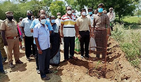 கீழ்ராவந்தவாடி கிராமத்தில் உள்ள சிற்ப குளக்கரையில் 250 மரக்கன்றுகள் நடும் பணியை நேற்று தொடங்கி வைத்த கூடுதல் ஆட்சியர் பிரதாப்.