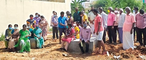 வேங்கிக்காலில் உள்ள பொன்னுசாமி நகரில் செல்போன் டவர் அமைக்க எதிர்ப்பு தெரிவித்து தர்ணாவில் ஈடுபட்ட பொதுமக்கள்.