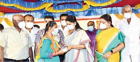 தூத்துக்குடி அரசு மருத்துவக் கல்லூரி மருத்துவமனையில் நடைபெற்ற நிகழ்ச்சியில் மாற்றுத்திறன் பெண்ணுக்கு செல்போன் வழங்குகிறார், கனிமொழி எம்.பி. படம்: என்.ராஜேஷ்