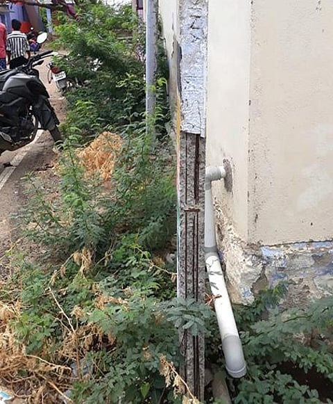 திருநெல்வேலி பழையபேட்டை சமூக ரெங்கையன் கட்டளை குடிசை மாற்று வாரிய குடியிருப்பு பகுதியில் கான்கிரீட் பெயர்ந்து, இரும்புக் கம்பிகள் வெளியே தெரிந்தவாறு அபாய நிலையில் உள்ள மின்கம்பம். (வலது) எட்டயபுரம் பேரூராட்சி பகுதியில் பழுதடைந்த நிலையில் காணப்படும் மின்கம்பம்.படம்: மு.லெட்சுமி அருண்