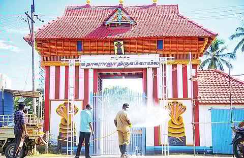 திருநெல்வேலி நெல்லையப்பர் கோயிலில் கிருமிநாசினி தெளித்து சுத்தப்படுத்தும் பணி நடைபெற்றது.(அடுத்த படம்) நாகர்கோவில் நாகராஜா கோயில் முன்பு கிருமி நாசினி தெளிக்கப்பட்டது. படம்: மு.லெட்சுமி அருண்