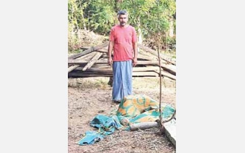 இரண்டரை ஆண்டுகளாக கிடைக்காத கஜா புயல் நிவாரணம்: வீடு இல்லாமல் பள்ளிக்கூடத்தில் வசிக்கும் கூலித் தொழிலாளி