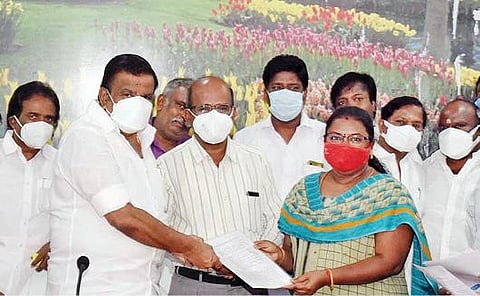 திருச்சி மாநகராட்சியில் பணிக்காலத்தில் உயிரிழந்தவர்களின் வாரிசுகளுக்கு கருணை அடிப்படையில் பணி நியமனம் செய்வதற்கான ஆணையை பெண் ஒருவரிடம் வழங்குகிறார் அமைச்சர் கே.என்.நேரு. உடன், மாவட்ட ஆட்சியர் சு.சிவராசு, மாநகராட்சி ஆணையர் சிவசுப்ரமணியன் உள்ளிட்டோர்.