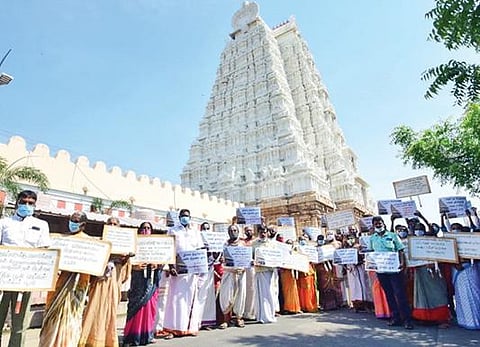 ரங்கம் கோயில் வெள்ளை கோபுரம் முன்பு அரங்கன் பாதுகாப்பு பேரவை சார்பில் நேற்று நடைபெற்ற ஆர்ப்பாட்டத்தில் பங்கேற்றோர்.