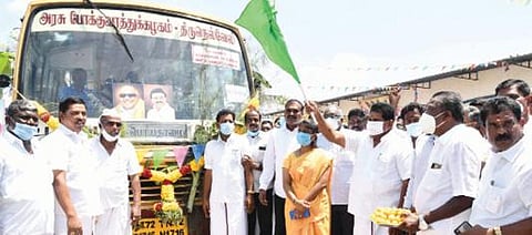 உடன்குடி- பெரியதாழை புதிய நகர பேருந்து சேவையை அமைச்சர் அனிதா ஆர்.ராதாகிருஷ்ணன் தொடங்கி வைத்தார்.