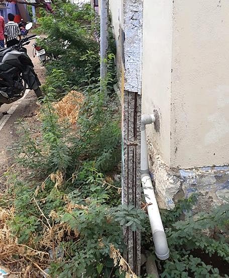 திருநெல்வேலி பழையபேட்டை சமூக ரெங்கையன் கட்டளை குடிசை மாற்று வாரிய குடியிருப்பு பகுதியில் கான்கிரீட் பெயர்ந்து, இரும்புக் கம்பிகள் வெளியே தெரிந்தவாறு அபாய நிலையில் உள்ள மின்கம்பம். (வலது) எட்டயபுரம் பேரூராட்சி பகுதியில் பழுதடைந்த நிலையில் காணப்படும் மின்கம்பம்.படம்: மு.லெட்சுமி அருண்