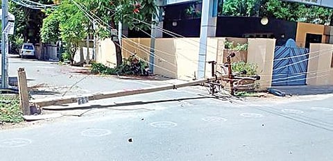 ஈரோடு திருநகர் காலனி பகுதியில் சாலையின் குறுக்கே மின் கம்பம் சாய்ந்து விழுந்ததால் அப்பகுதியில் போக்குவரத்து தடை செய்யப்பட்டது.