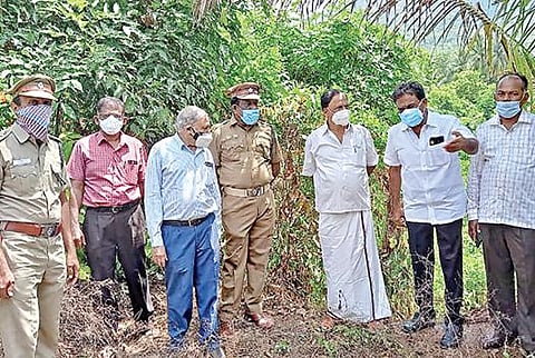 கொல்லிமலை அடிவாரத்தில் உற்பத்தியாகும் பெரியாற்றின் குறுக்கே தடுப்பணை கட்டுவது தொடர்பாக பொதுப்பணித்துறை அதிகாரிகள் ஆய்வு மேற்கொண்டனர். அருகில் எம்எல்ஏ பொன்னுசாமி.