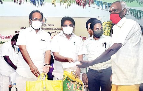 அருப்புக்கோட்டையில் அர்ச்சகர் உள்ளிட்டோருக்கு கரோனா நிவாரண நிதி மற்றும் பொருட்களை வழங்கிய அமைச்சர்கள் சாத்தூர் ராமச்சந்திரன், தங்கம் தென்னரசு.