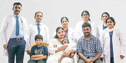 சென்னை காமாட்சி மருத்துவமனையில் கணைய அறுவை சிகிச்சை செய்யப்பட்டு நலமுடன் இருக்கும் குழந்தையுடன் பெற்றோர். அருகில் மருத்துவர்கள் மூர்த்தி, வைத்தீஸ்வரன், சுசித்ரா ரவிசங்கர், ரோஸி இளஞ்செழியன், சித்ரா பத்மநாபன், வித்யா சாயா ஆகியோர்.