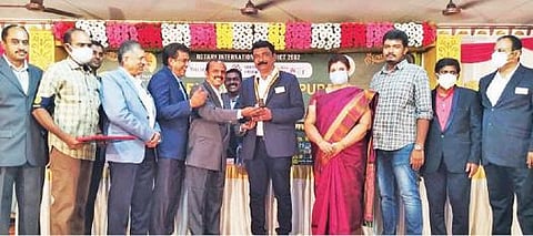 ராசிபுரம் ரோட்டரி சங்க புதிய தலைவராக பொறுப்பேற்ற எஸ்.அன்பழகனிடம், உடனடி முன்னாள் தலைவர் எஸ்.கதிரேசன் பொறுப்புகளை ஒப்படைத்தார்.