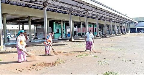 ஈரோடு மாவட்டத்தில் இன்று முதல் பேருந்து போக்குவரத்து தொடங்குவதை யொட்டி நேற்று பேருந்து நிலைய வளாகத்தை மாநகராட்சிப் பணியாளர்கள் தூய்மை செய்யும் பணியில் ஈடுபட்டனர்.