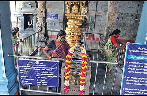 ஊரடங்கில் இருந்து தளர்வு அளிக்கப்பட்டுள்ளதால் - கோயில்களில் சுத்தம் செய்யும் பணி தீவிரம் :