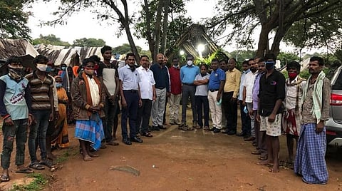 ஓசூர் அருகே நாகமலை கிராமத்தில் சோலார் மின்விளக்கு எரியும் வீட்டின் முன்பு மேக்னம் அரிமா சங்க நிர்வாகிகள் மற்றும் கிராம மக்கள்.