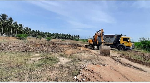 உடுமலையில் உள்ள பெரியகுளத்தில் மண் கொள்ளை நடைபெற்ற போது எடுத்த படம். | படம்: எம்.நாகராஜன்.