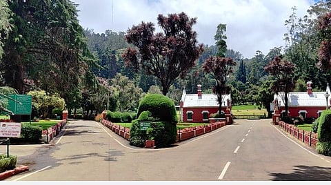 உதகை தாவரவியல் பூங்கா திறக்கப்படாததால் வெறிச்சோடிக் காணப்படுகிறது.