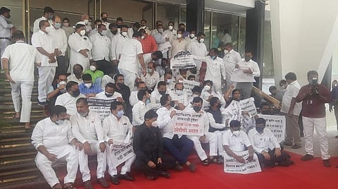 பாஜக எம்எல்ஏக்கள் சட்டப்பேரவை வாயில் பகுதியில் அமர்ந்து போராட்டம் நடத்திய காட்சி | படம்: ஏஎன்ஐ.