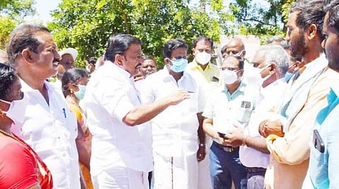 தெரணிபாளையம் கிராமத்தில் மழையால் பாதிக்கப்பட்ட பகுதிகளை ஆய்வு செய்த அமைச்சர் கே.என்.நேரு.