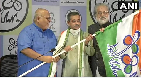 கொல்கத்தாவில் நடந்த நிகழ்ச்சியில் திரிணமூல் காங்கிரஸ் கட்சியில் இணைந்த அபிஜித் பானர்ஜி | படம்: ஏஎன்ஐ.