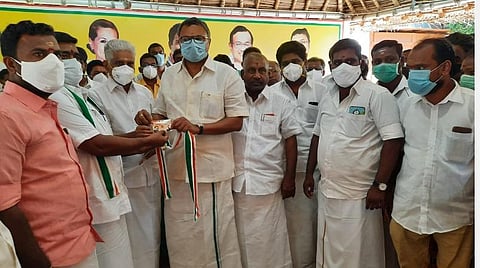 காரைக்குடியில் பாஜகவில் நீக்கப்பட்ட நிர்வாகிகள் உள்ளிட்டோர் கார்த்தி சிதம்பரம் எம்பி முன்னிலையில் காங்கிரஸில் இணைந்தனர். அருகில் எம்எல்ஏக்கள் மாங்குடி, கரியமாணிக்கம், முன்னாள் எம்எல்ஏ ராமசாமி.