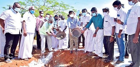 பாளையங்கோட்டை என்.ஜி.ஓ. காலனி பகுதியில் ரூ.2.84 கோடியில் மிதிவண்டி பாதை அமைப்பதற்கான பணியை மாவட்ட ஆட்சியர் வே.விஷ்ணு தொடங்கி வைத்தார்.