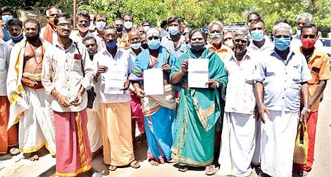 பாப்பாக்குடி ஊராட்சியை இரண்டாக பிரிக்க வலியுறுத்தி நெல்லை மாவட்ட ஆட்சியர் அலுவலகத்தில் மனு அளிக்க வந்த 4 கிராம மக்கள். (அடுத்த படம்) கரோனா உதவித் தொகை வழங்கக்கோரிய கிராம கோயில் பூஜாரிகள் பேரவையினர். படங்கள்: மு.லெட்சுமி அருண்