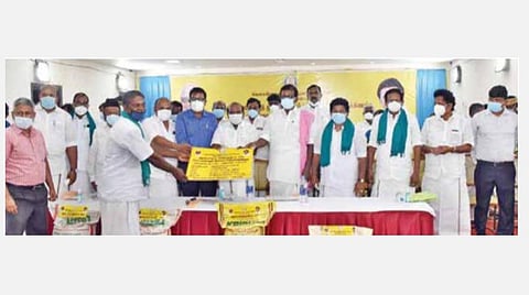 குறுவை தொகுப்புத் திட்டத்தால் தஞ்சை மாவட்டத்தில் கூடுதலாக 45 ஆயிரம் ஏக்கரில் நெல் சாகுபடி: அரசு தலைமைக் கொறடா கோவி.செழியன் தகவல்