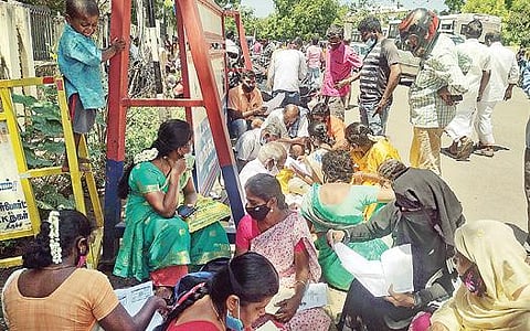 திருச்சி மாவட்ட ஆட்சியர் அலுவலகம் முன் நேற்று மனு எழுதுவதற்காக காத்திருந்த பெண்கள்.