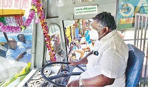 ஆனந்தவாடியிலிருந்து ஜெயங்கொண்டத்துக்கு கூடுதல் அரசுப் பேருந்தை நேற்று தொடங்கி வைத்து, ஓட்டிச் செல்கிறார் அமைச்சர் எஸ்.எஸ்.சிவசங்கர்.