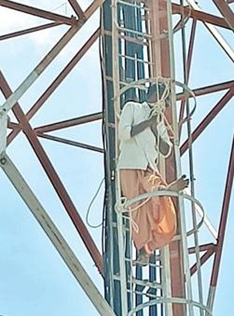 செல்போன் கோபுரத்தில் ஏறி மிரட்டல் விடுத்த தொழிலாளி லிங்கத்துரை