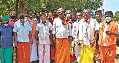 வைகுண்டத்தில் கிணறு வெட்டுவதற்காக அழைத்துவரப்பட்டு, கூலி கொடுக்காமல் ஏமாற்றப்பட்ட, சேலத்தைச் சேர்ந்த தொழிலாளர்கள் 25 பேர், தூத்துக்குடி ஆட்சியரிடம் மனு அளிக்க வந்தனர். (அடுத்த படம்) கரோனா நிவாரணம் கோரி மனு அளிக்க வந்த கிராம கோயில் பூஜாரிகள் பேரவையினர். படங்கள்: என்.ராஜேஷ்