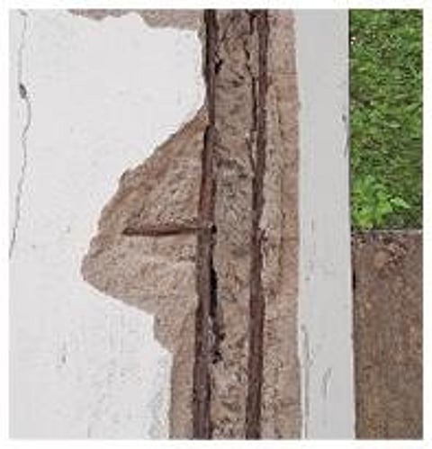 புவனகிரி அருகே வடக்குதிட்டடையில் வலுவிழந்த மேல்நிலை நீர்த்தேக்க தொட்டி. உள்படம்: மேல்நிலை தொட்டியின் தூணில் சிமெண்ட் காரைகள் பெயர்ந்து கம்பி தெரிகிறது.