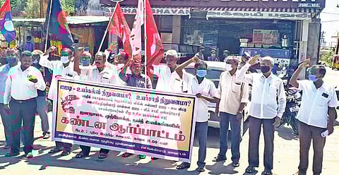 செங்கல்பட்டில் ஆர்ப்பாட்டத்தில் ஈடுபட்ட தமிழ்நாடு தீண்டாமை ஒழிப்பு முன்னணி உள்ளிட்ட அமைப்புகளை சேர்ந்தவர்கள்.