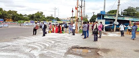 கோவை, திருப்பூரில் 865 அரசுப் பேருந்துகள் இயக்கம் : பல்லடத்தில் இருந்து போதிய பேருந்துகள் இயக்கப்படாததால் பயணிகள் ஏமாற்றம்