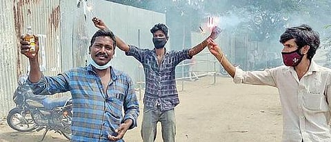 திருப்பூர் மாவட்டம் பல்லடம் பேருந்து நிலையம் எதிரே டாஸ்மாக் கடையில் மது வாங்க நீண்ட வரிசையில் காத்திருந்தவர்கள். படம்: இரா.கார்த்திகேயன்