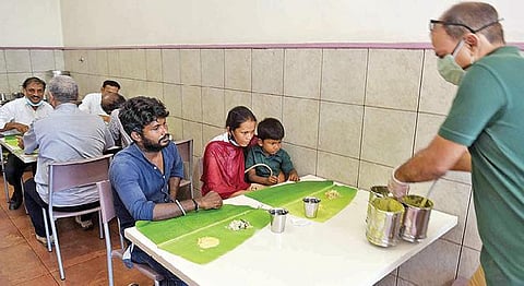 கோவை புலியகுளம் விநாயகர் கோயிலில் நேற்று தரிசனம் செய்த பக்தர்கள். (அடுத்த படம்) கோவையில் உள்ள ஹோட்டலில் அமர்ந்து சாப்பிட்ட வாடிக்கையாளர்கள். படங்கள் : ஜெ.மனோகரன்