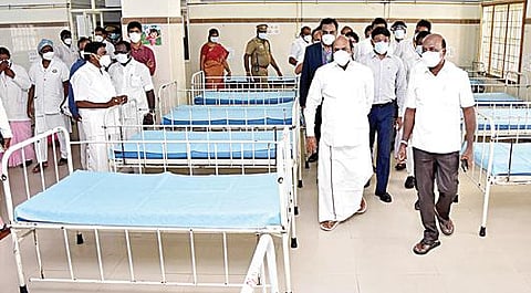 திருவண்ணாமலை அரசு மருத்துவக் கல்லூரி மருத்துவமனையில் சுகாதாரத் துறை அமைச்சர் மா.சுப்பிரமணியன் நேற்று ஆய்வு செய்தார். அருகில், பொதுப்பணித் துறை அமைச்சர் எ.வ.வேலு உள்ளிட்டோர்.