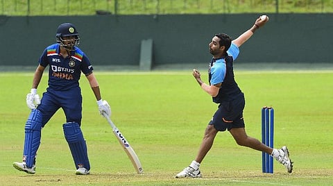 கொழும்பு நகரில் நேற்று நடந்த பயிற்சி ஆட்டத்தில் புவனேஷ்வர் குமார் பந்துவீசிய காட்சி | படம் உதவி ட்விட்டர்