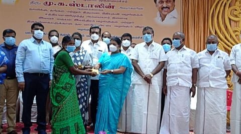 நலத்திட்டங்களை வழங்கிய அமைச்சர் கீதா ஜீவன்.