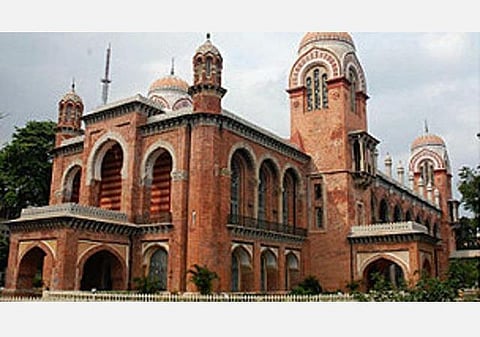 கல்லூரி, பல்கலைக்கழக மாணவர்கள், பணியாளர்களுக்கு தடுப்பூசியில் முன்னுரிமை கோரி வழக்கு: மத்திய-மாநில அரசுகளுக்கு உயர் நீதிமன்றம் நோட்டீஸ்