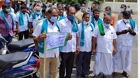 ஊர்வலமாக வந்த விவசாயிகள்.